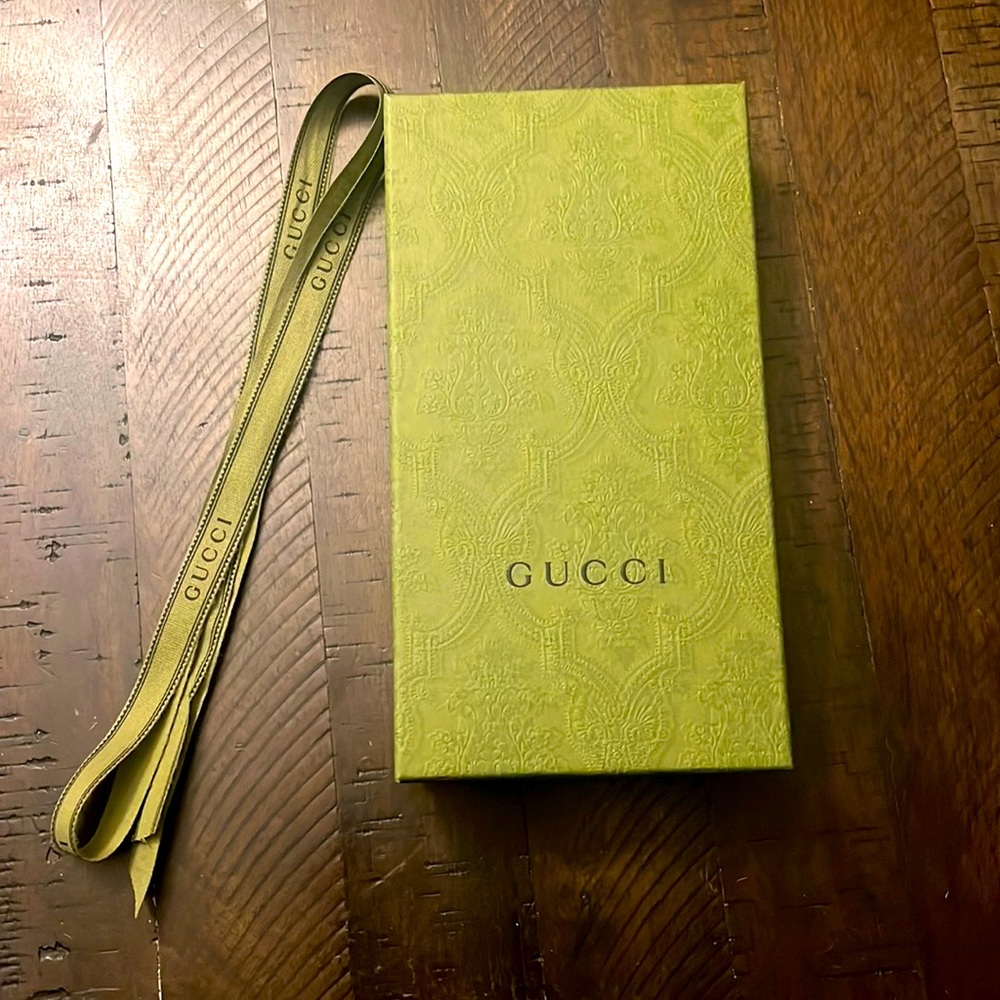 Empty green Gucci box/gift box with ribbon